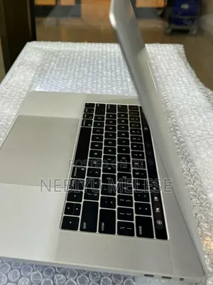 New Laptop Apple MacBook Pro 2018 16GB Intel Core i7 SSD 256GB
