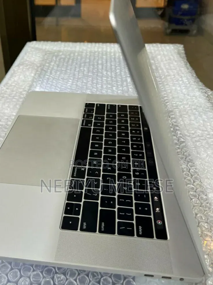 New Laptop Apple MacBook Pro 2018 16GB Intel Core i7 SSD 256GB