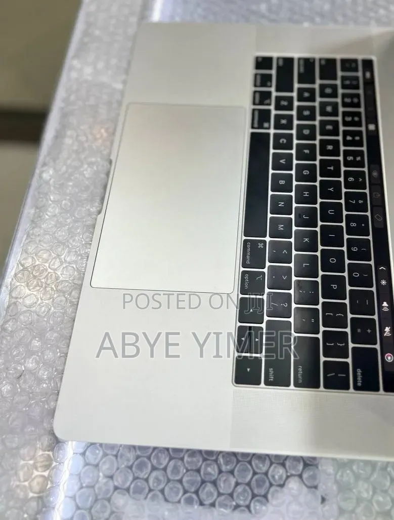 New Laptop Apple MacBook Pro 2018 16GB Intel Core i7 SSD 256GB