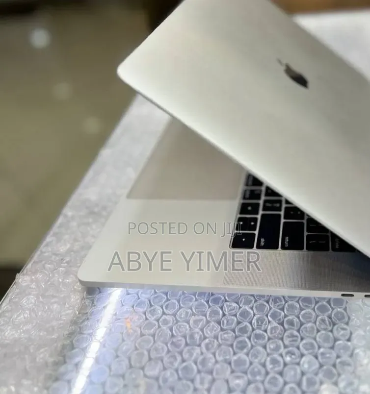 New Laptop Apple MacBook Pro 2018 16GB Intel Core i7 SSD 256GB