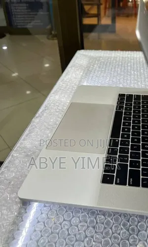 New Laptop Apple MacBook Pro 2018 16GB Intel Core i7 SSD 256GB