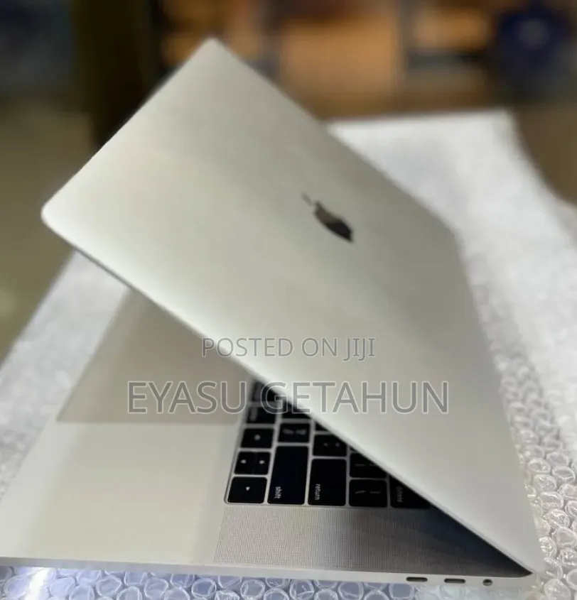 New Laptop Apple MacBook Pro 2018 16GB Intel Core i7 SSD 256GB