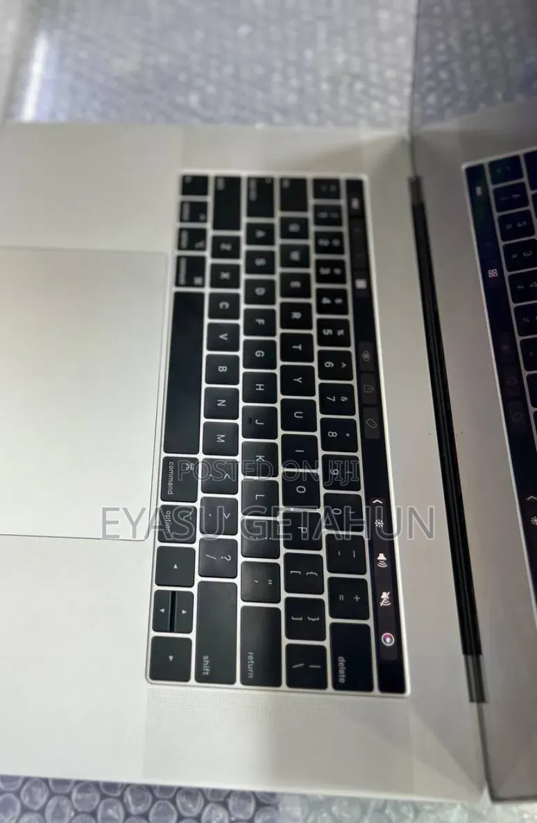 New Laptop Apple MacBook Pro 2018 16GB Intel Core i7 SSD 256GB