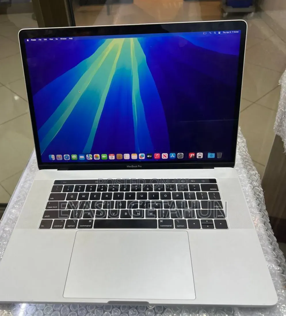 New Laptop Apple MacBook Pro 2018 16GB Intel Core i7 SSD 256GB