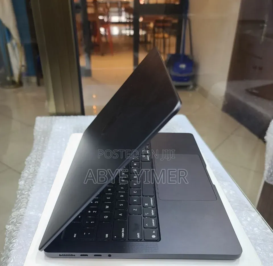 New Laptop Apple MacBook Pro 2025 M5 14-inch 16GB Apple M5 SSD 512GB