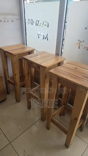 የእንጨት ወንበር ቁመታቸው 0.80cm ብዛት 3
