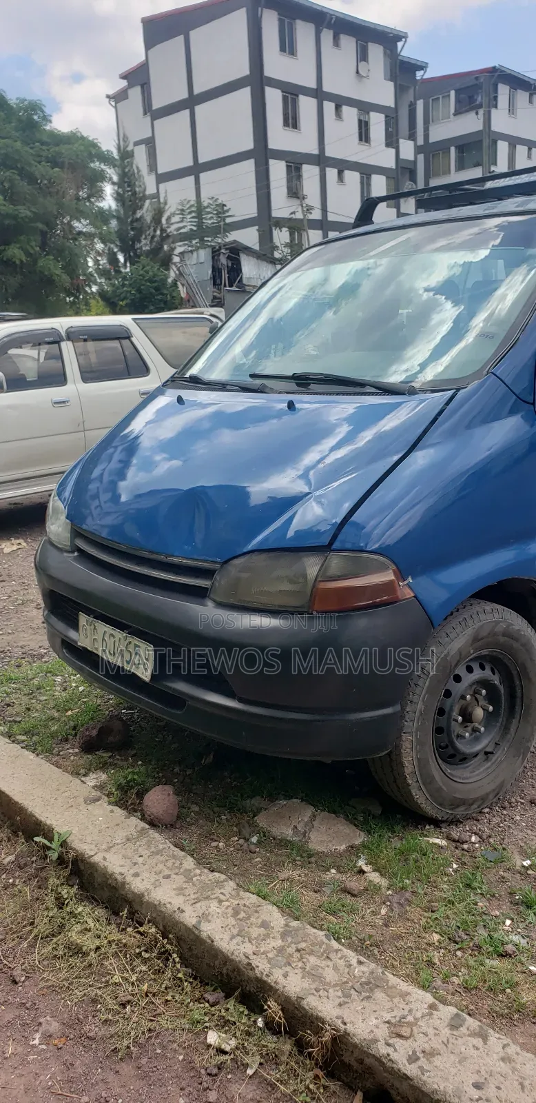Toyota HiAce 2000 Blue