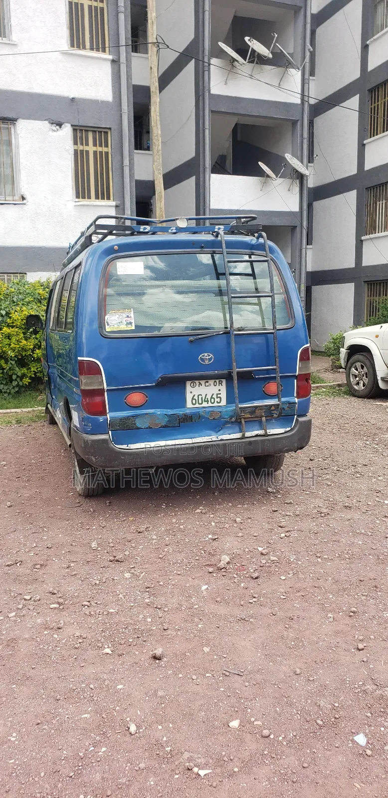 Toyota HiAce 2000 Blue