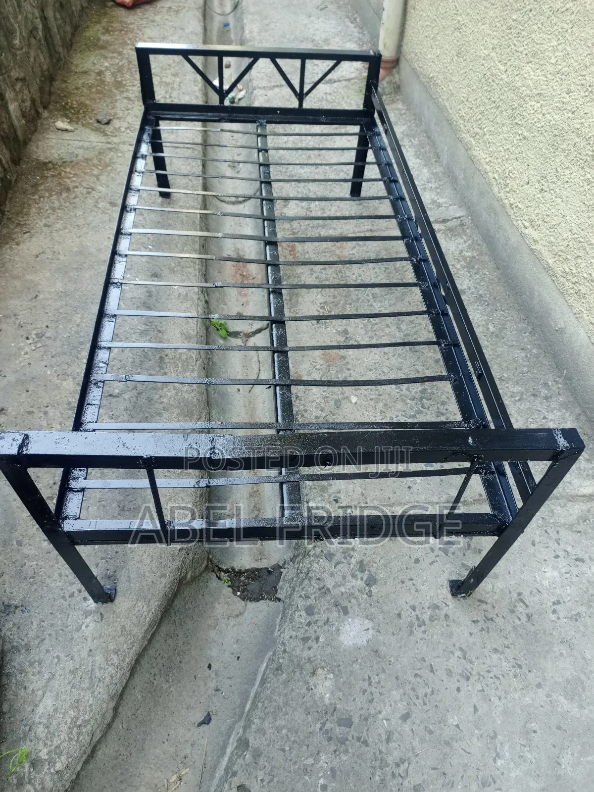 Bed ጠንካራ ኣልጋ