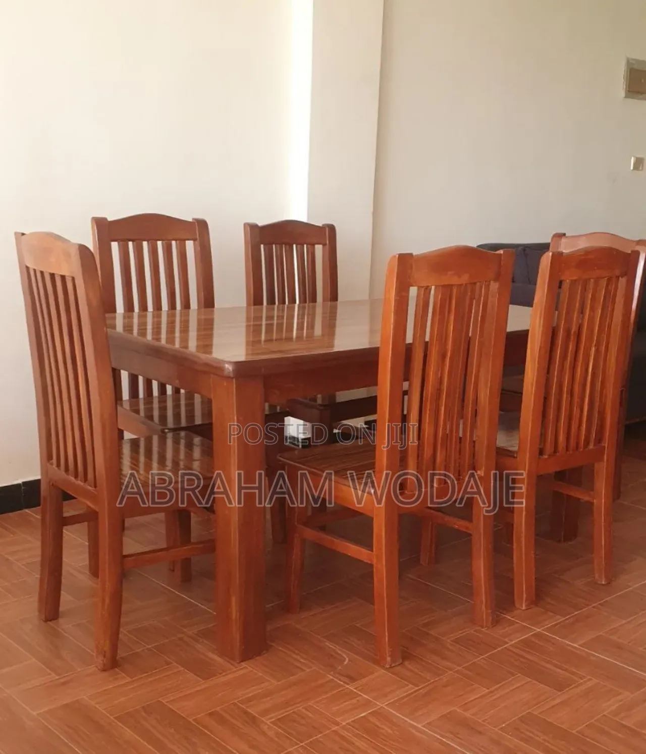 በዋንዛ የሚሰራ Dining Table