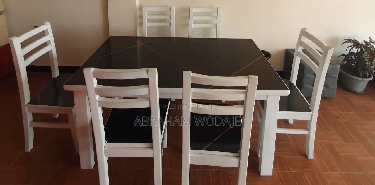 በዋንዛ የሚሰራ Dining Table