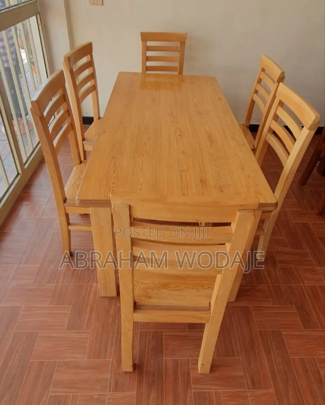በዋንዛ የሚሰራ Dining Table