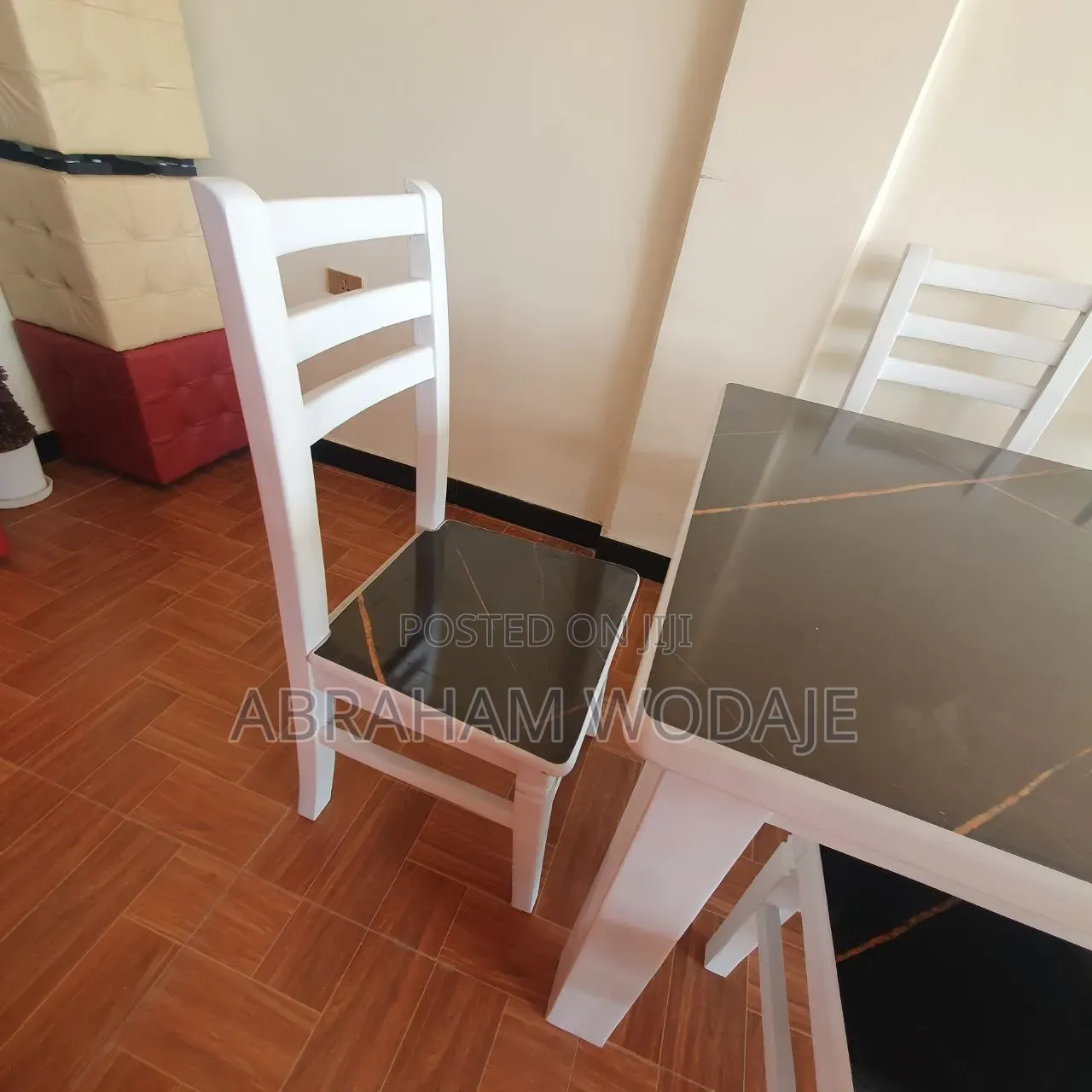 በዋንዛ የሚሰራ Dining Table