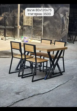 በብረት የሚሰራ Dining Table