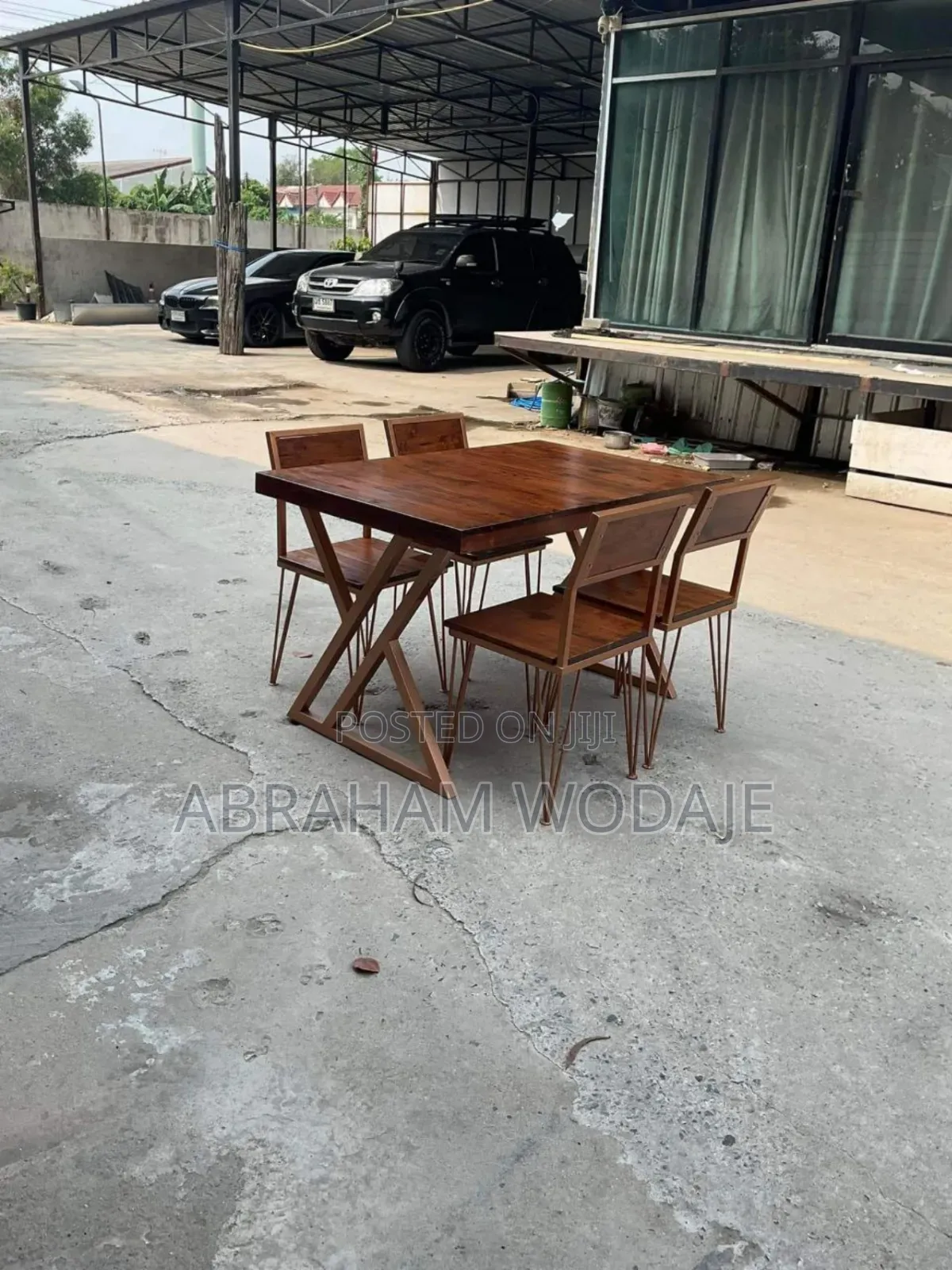 በብረት የሚሰራ Dining Table