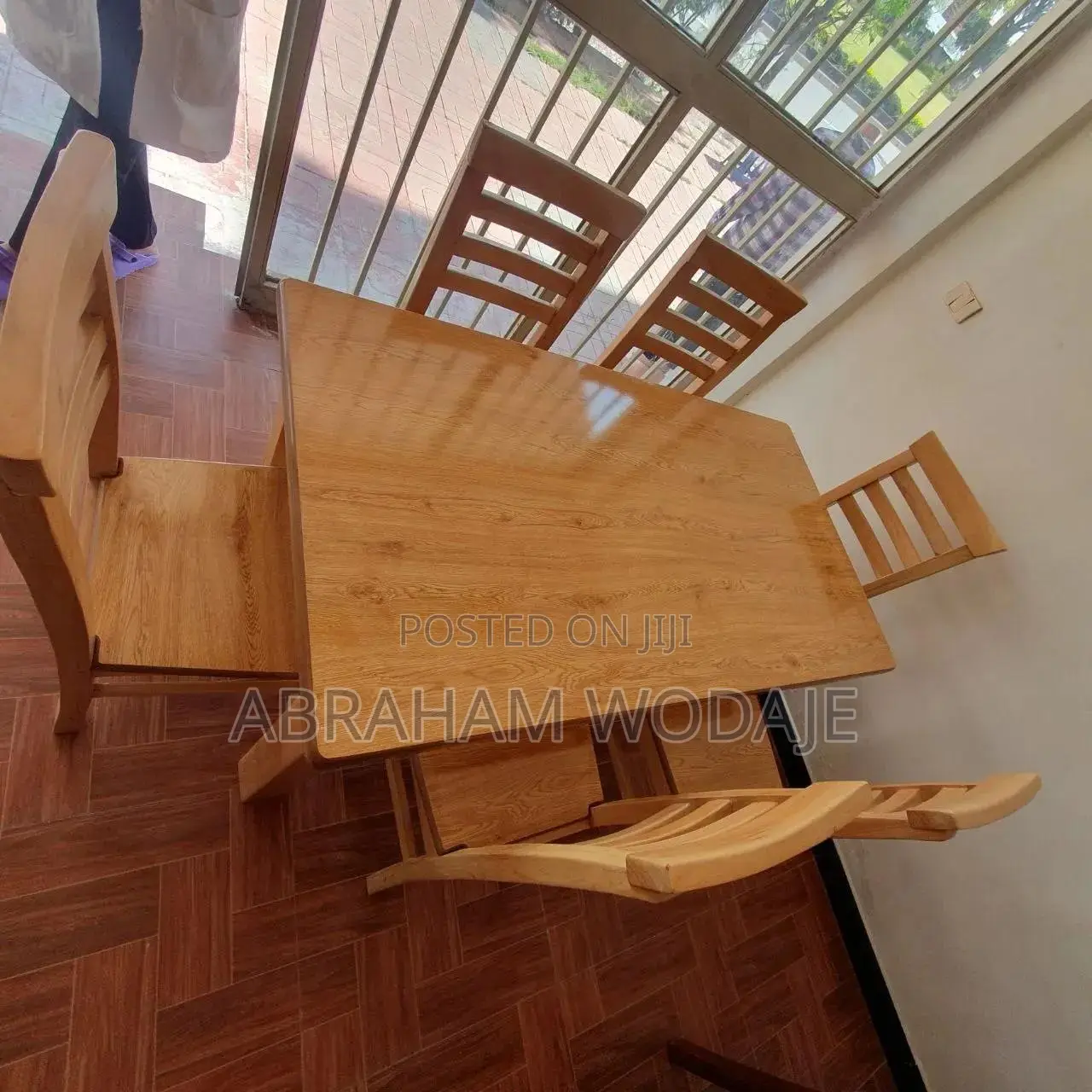 በዋንዛ የሚሰራ Dining Table