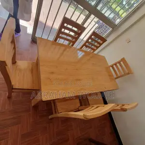 በዋንዛ የሚሰራ Dining Table