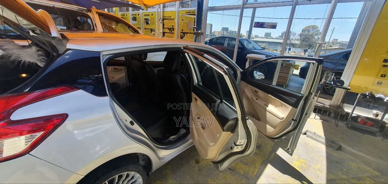 Toyota Yaris 2015 Silver