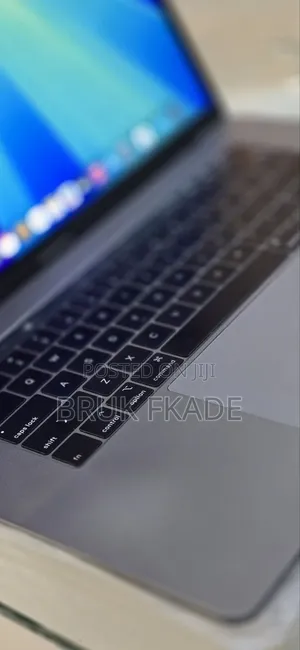New Laptop Apple MacBook 2018 16GB Intel Core i7 SSD 512GB