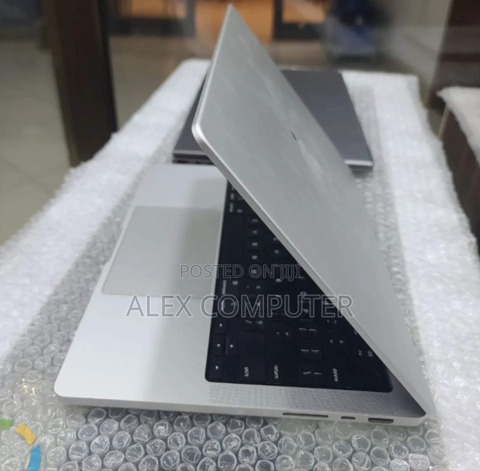 New Laptop Apple MacBook Pro M1 16GB Apple M1 Pro SSD 512GB