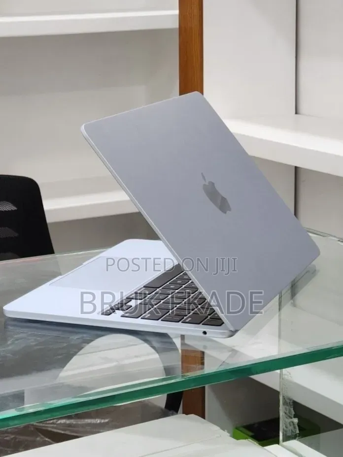 New Laptop Apple MacBook Air 2025 M4 13-inch 16GB Apple M4 SSD 256GB