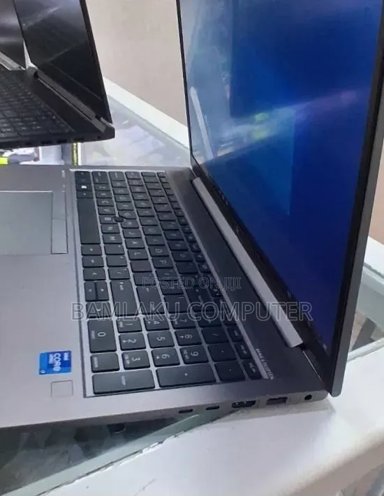 New Laptop HP ZBook Firefly G8 16GB Intel Core i7 SSD 512GB