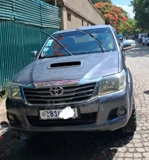 Toyota Hilux 2014 Gray