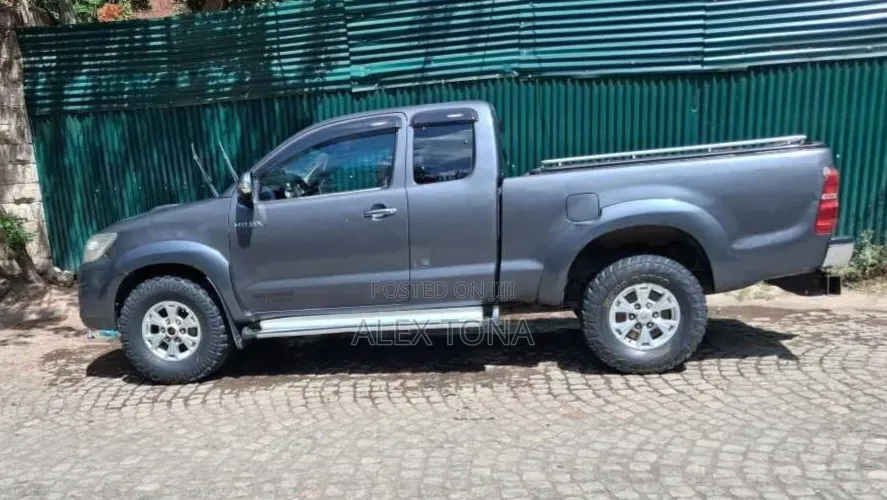 Toyota Hilux 2014 Gray
