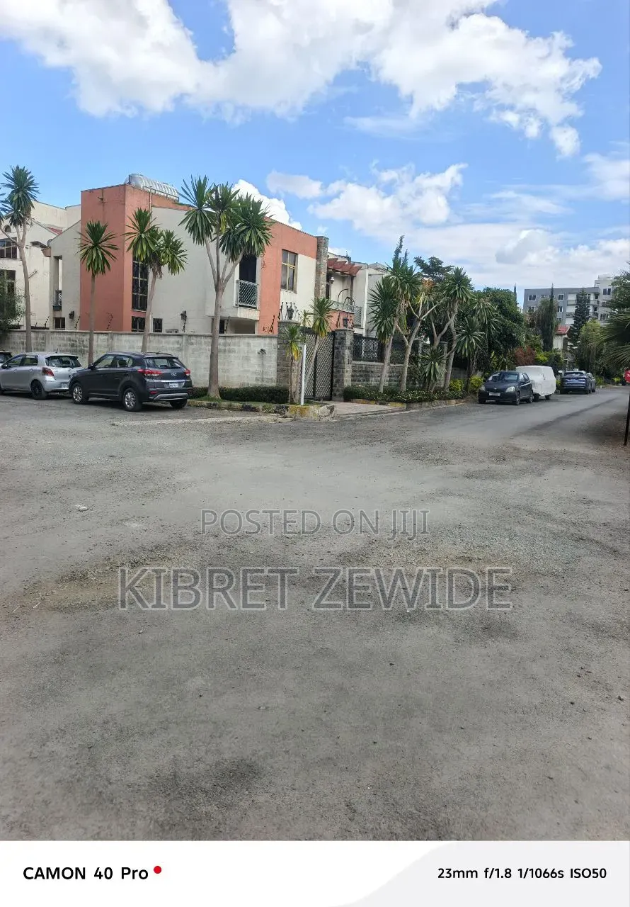 Furnished 5bdrm House in Abrham Lagese, Yeka for sale