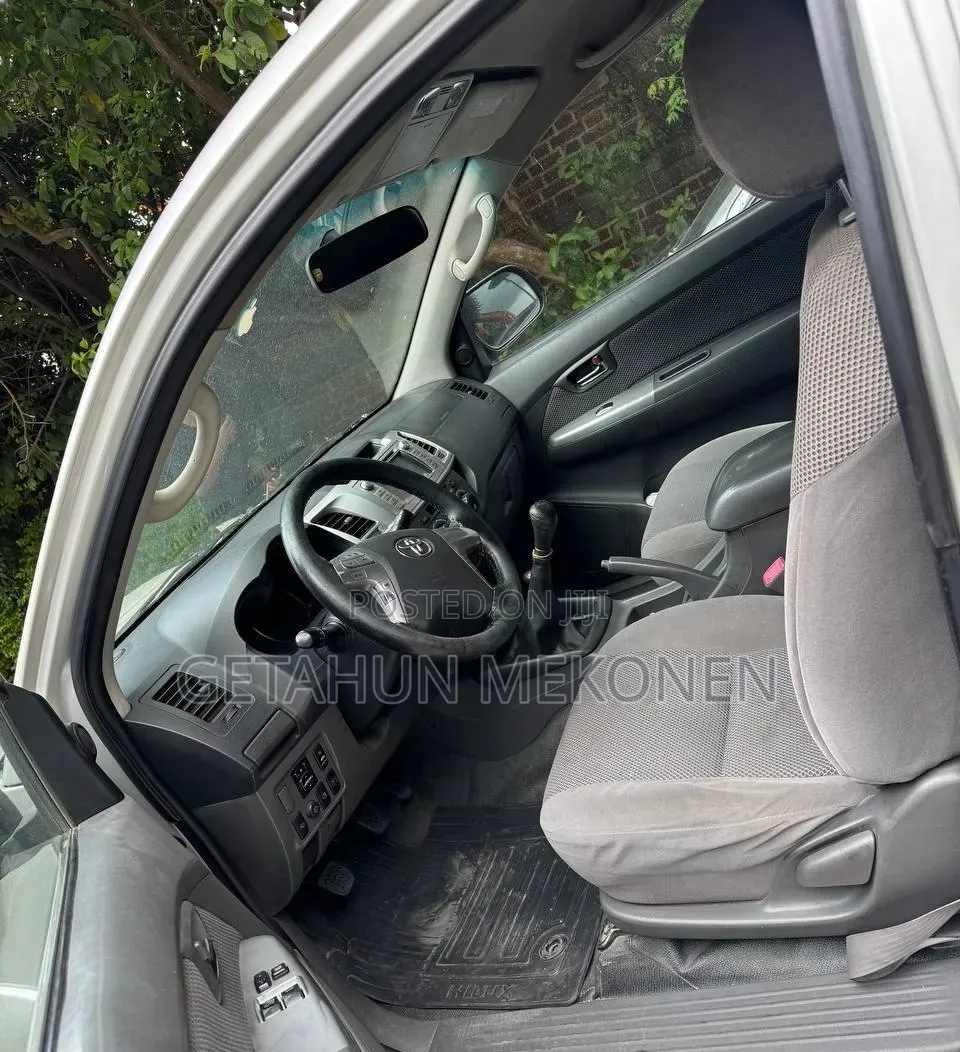 Toyota Hilux 2012 Gold