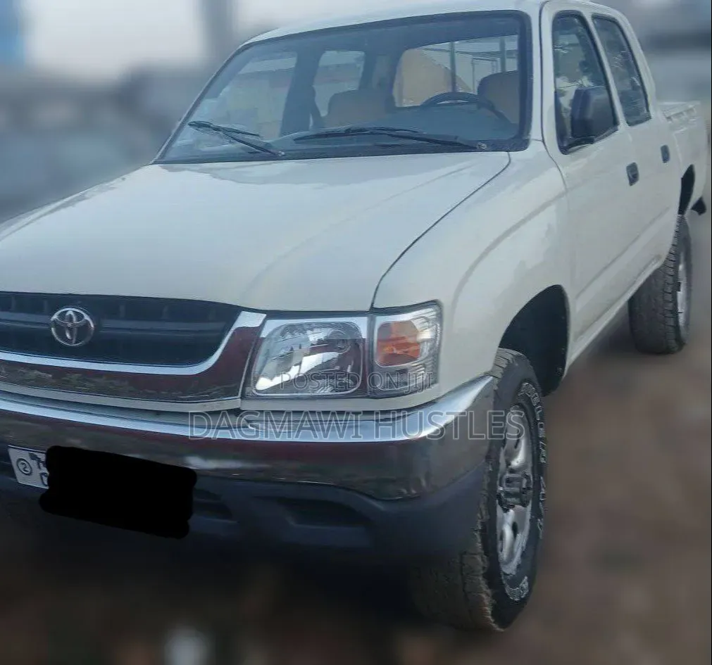 Toyota Hilux 2003 White