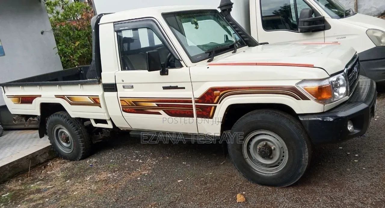 Toyota Land Cruiser 2009 White