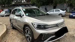 Volkswagen ID.6 2024 Gold
