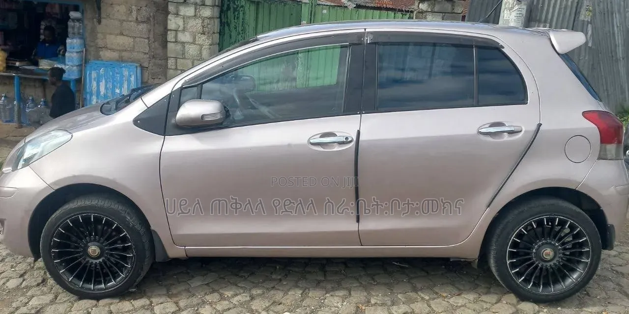 Toyota Yaris 2011 Pink