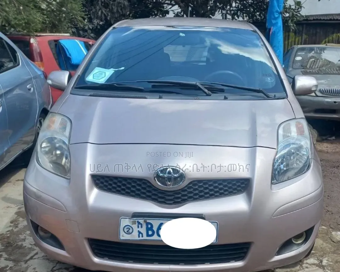 Toyota Yaris 2011 Pink