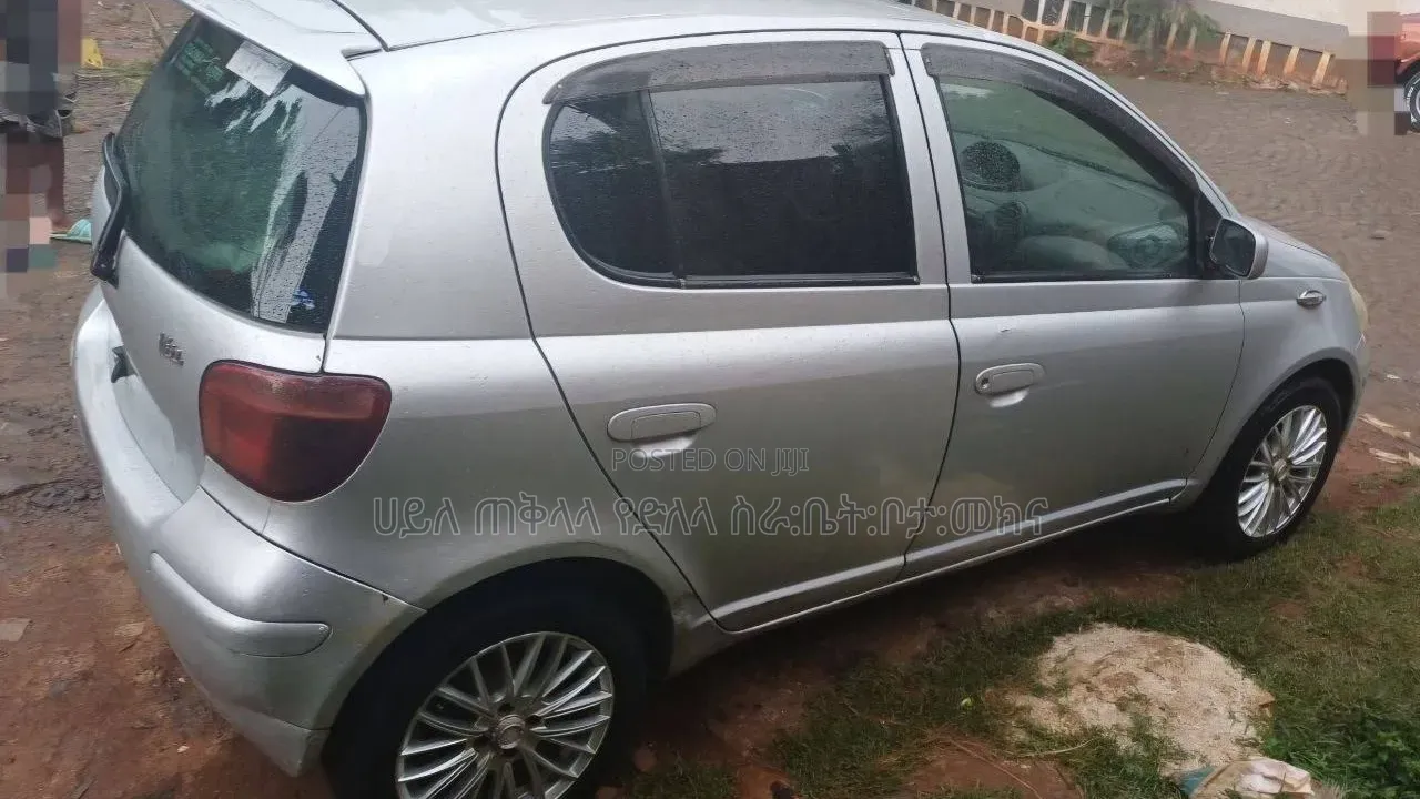 Toyota Vitz 2002 Silver