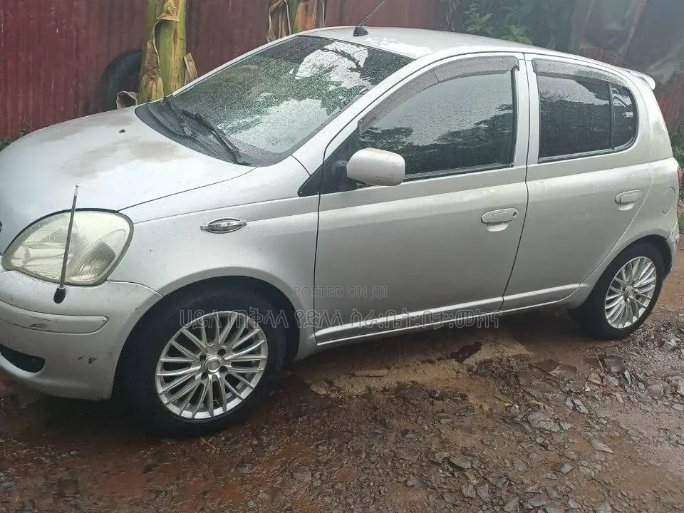 Toyota Vitz 2002 Silver