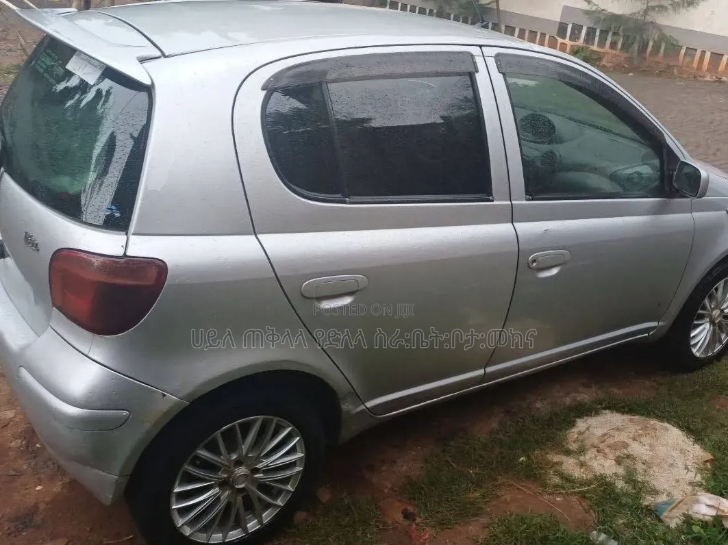 Toyota Vitz 2002 Silver