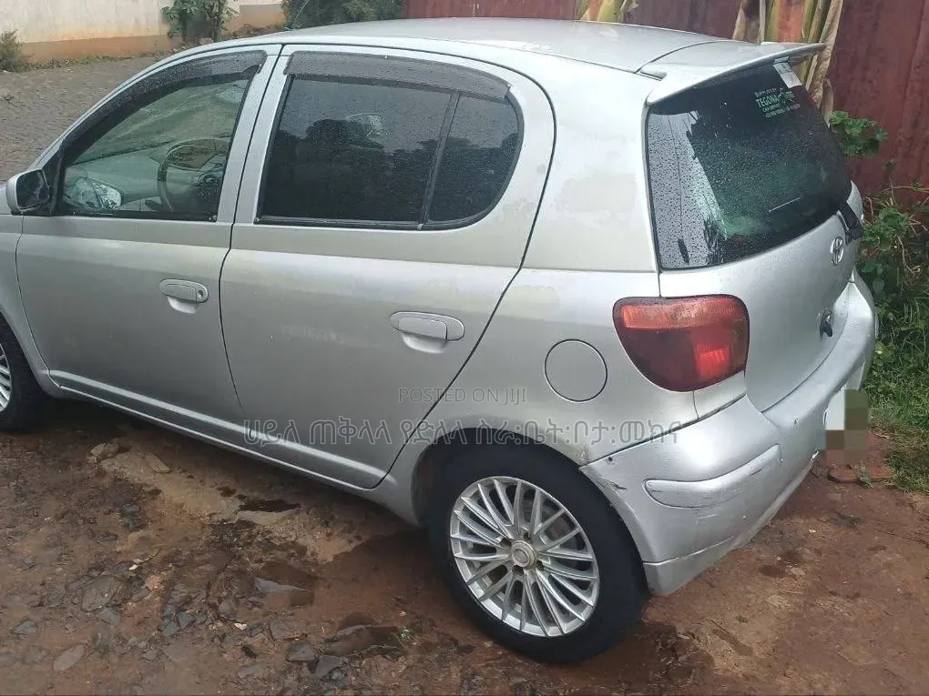 Toyota Vitz 2002 Silver