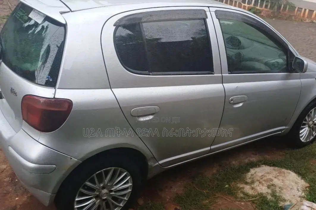 Toyota Vitz 2002 Silver
