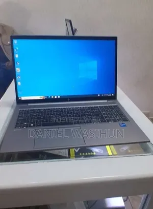 New Laptop HP ZBook Firefly G8 16GB Intel Core i7 SSD 512GB