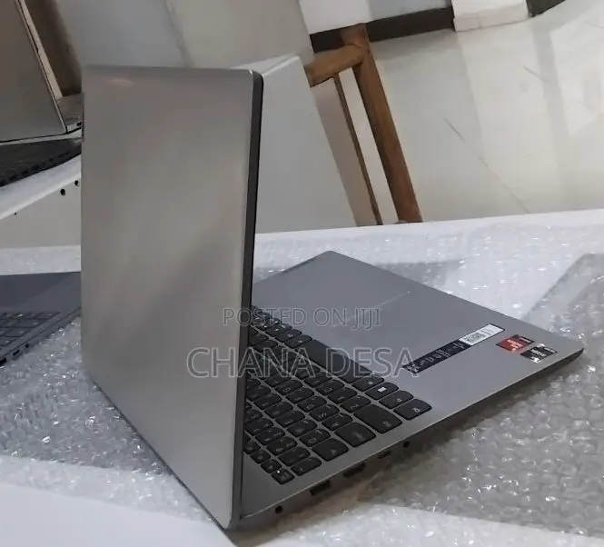New Laptop Lenovo 8GB AMD Ryzen 5 SSD 512GB