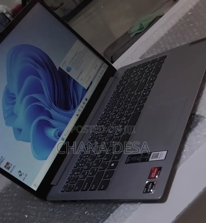 New Laptop Lenovo 8GB AMD Ryzen 5 SSD 512GB