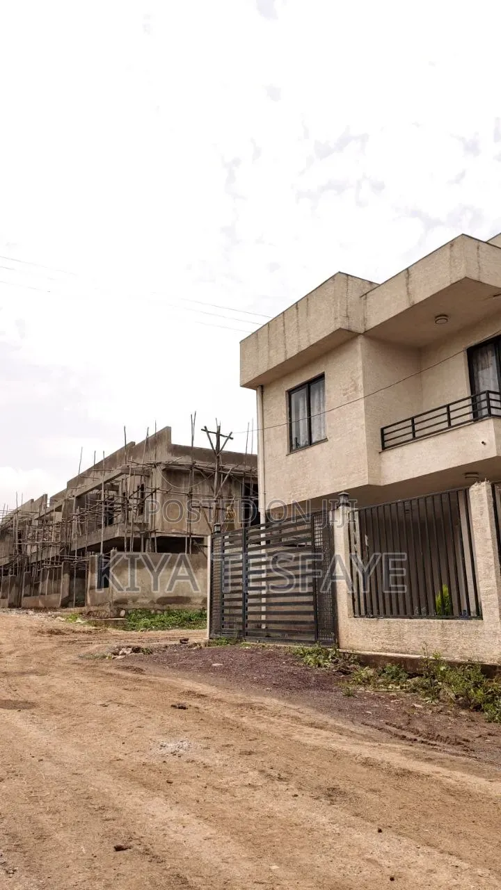 3bdrm Villa in ጀሞ2, Nifas Silk-Lafto for sale