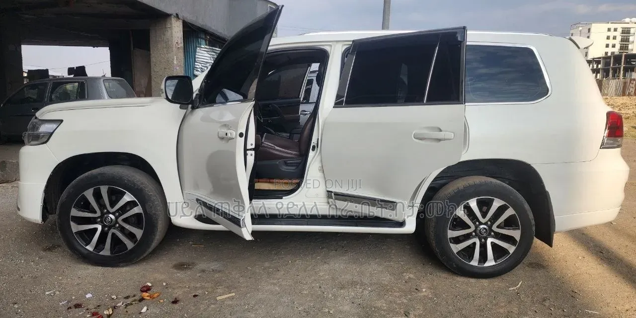 Toyota Land Cruiser 2012 White