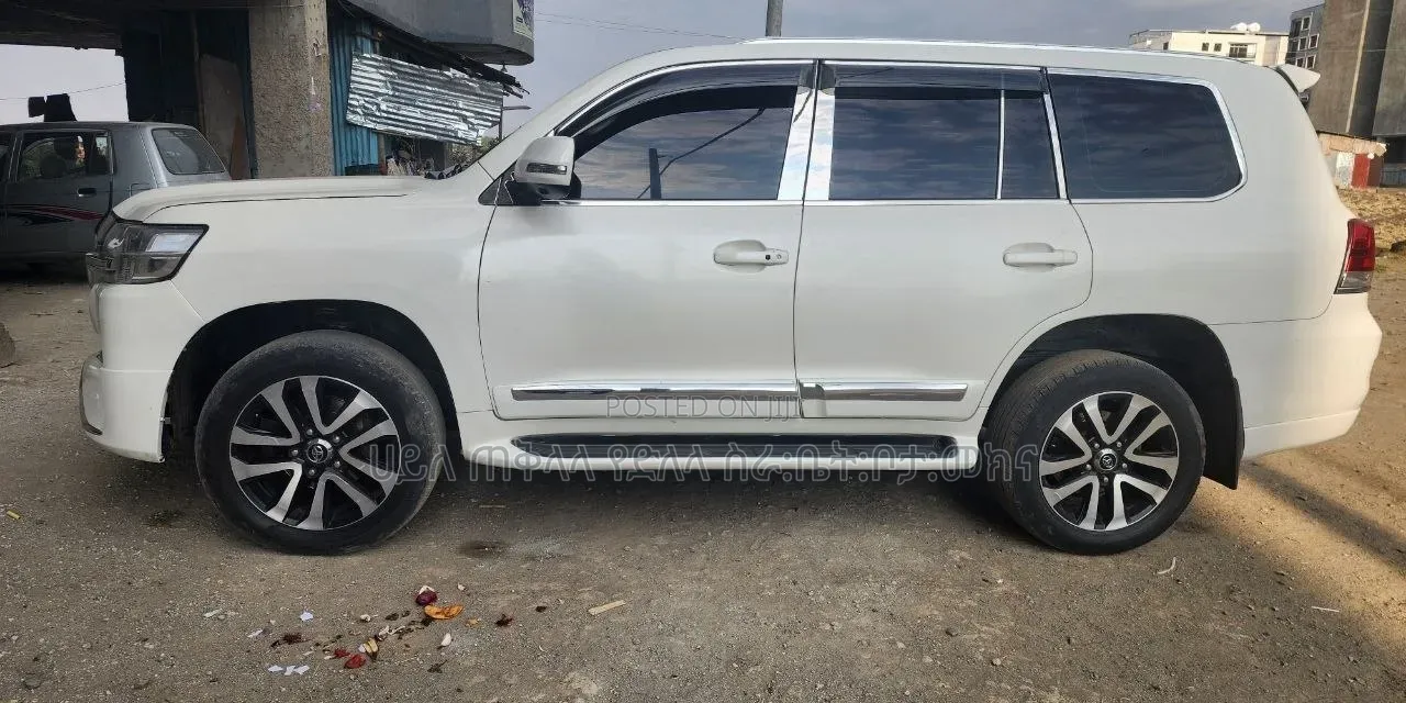 Toyota Land Cruiser 2012 White