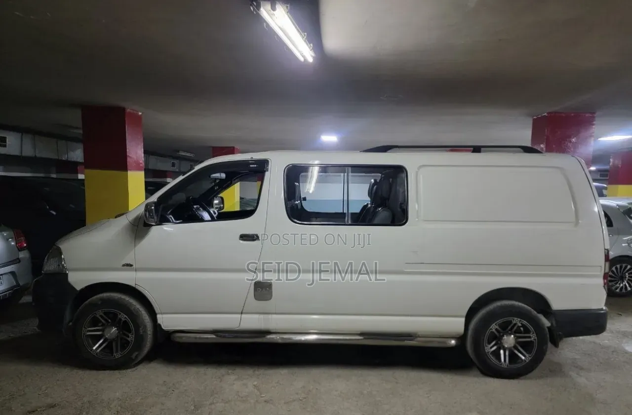 Toyota HiAce 2011 White