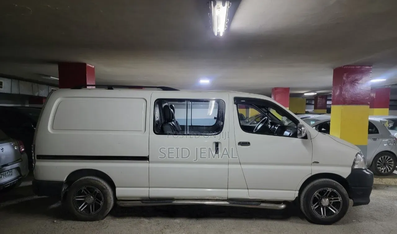 Toyota HiAce 2011 White