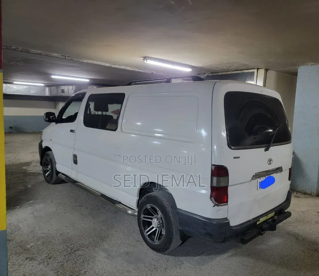 Toyota HiAce 2011 White