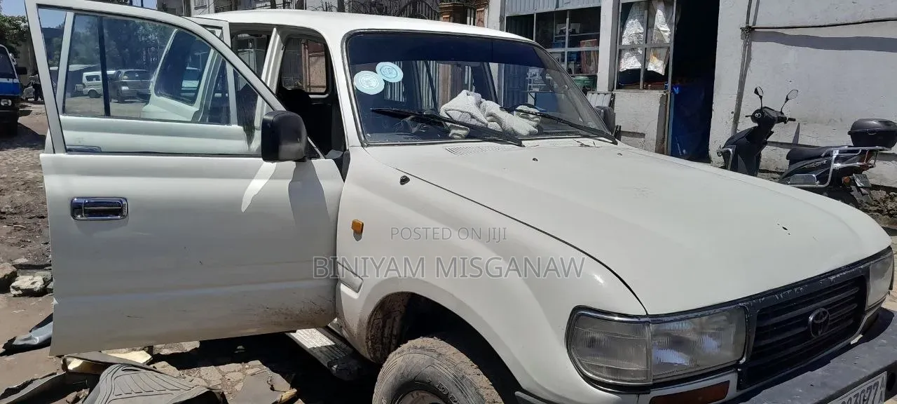 Toyota Land Cruiser 1995 White